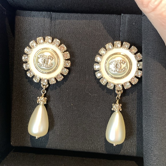 Absolutely stunning one of a kind authentic pearl Chanel earrings with crystals - Picture 1 of 17
